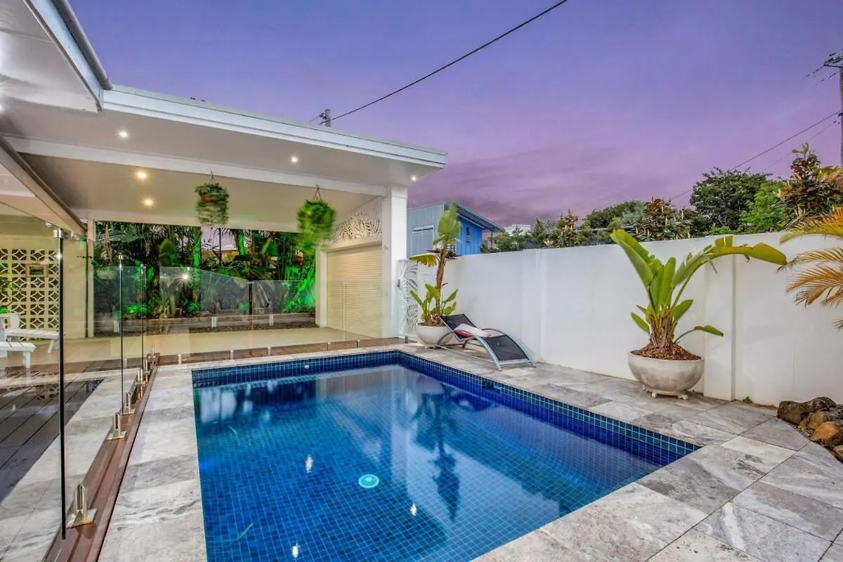 Gold Coast-Miami Mid-Century Beach Home With Pool Australia